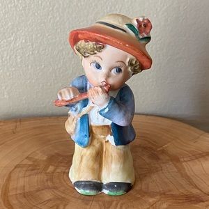 Napco Ware child figurine in excellent vintage condition.